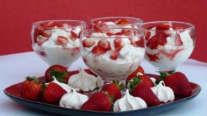 desert-klubnika-s-tvorogom-i-slivkami