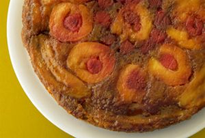 Пирог-перевертыш с персиками, малиной и бананами (2)