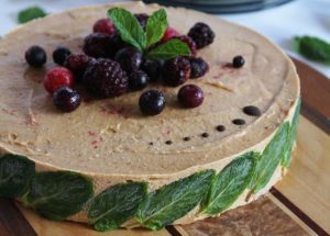 Торт-мороженое из кешью с бананом и клубникой