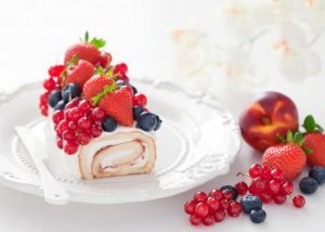 Бисквитный рулет с клубникой и сливками
