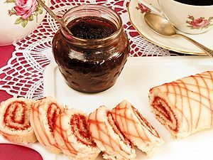 Рулет клубничный