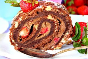 Рулет с кофейным кремом и клубникой