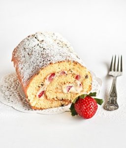 Клубничный рулет