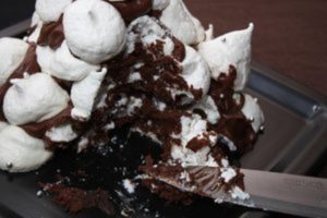 Торт из безе с шоколадным кремом