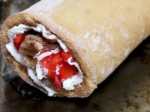 КЛУБНИЧНЫЙ РУЛЕТ