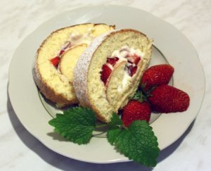 Рулет с клубникой и взбитыми сливками