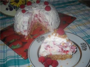 Торт-мороженое с малиной