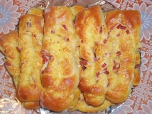 Булочки с полукопчёной колбаской и сыром