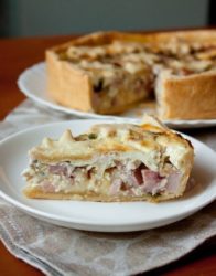 Пирог с сыром и ветчиной