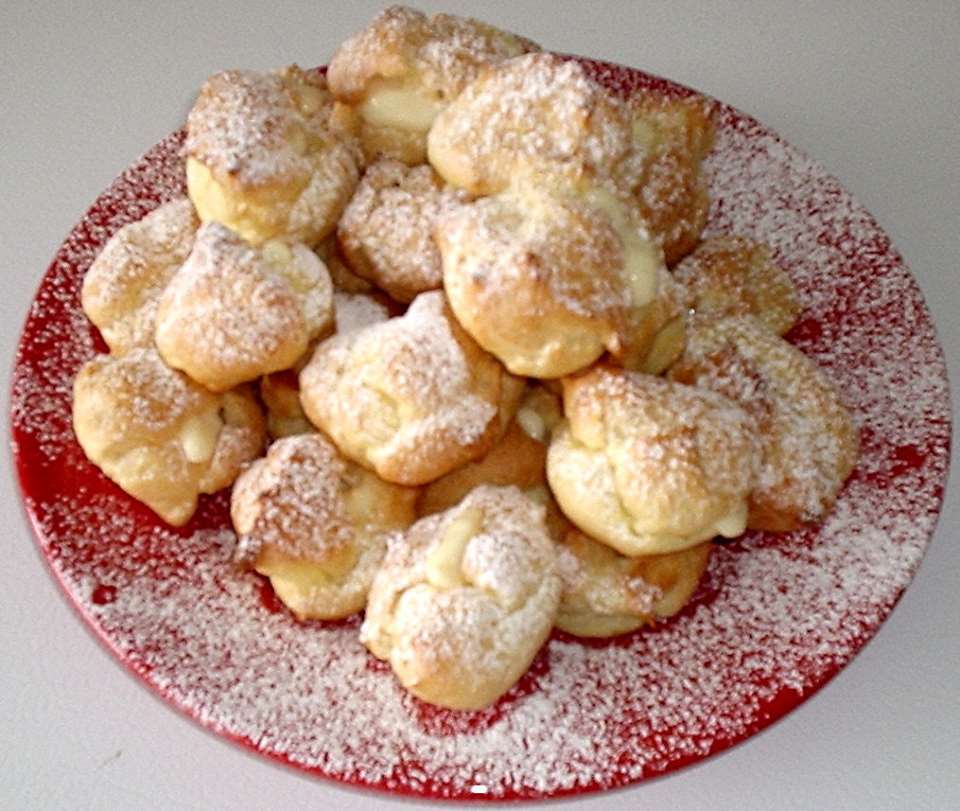 Пирожные эклеры с заварным кремом