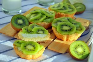Песочные корзинки с творожным кремом и киви