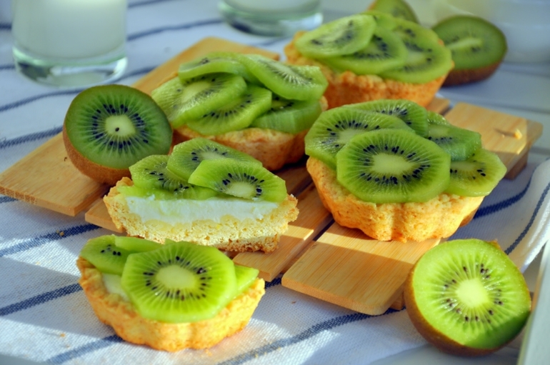 Песочные корзинки с творожным кремом и киви