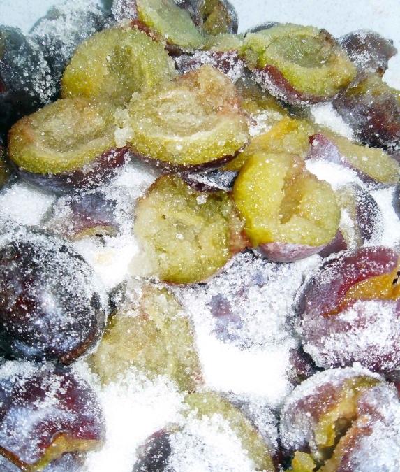 Варенье "Шоколадная слива с лесными орешками"