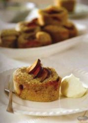 Ореховые маффины со сливами