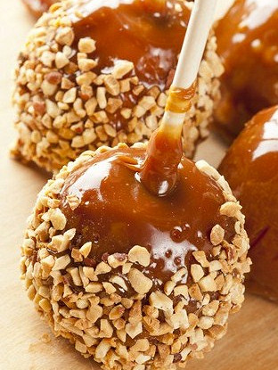 Яблоки в карамели и орехах