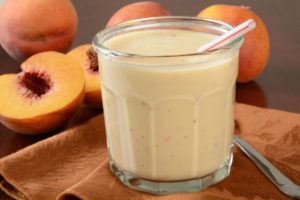 Смузи с персиками и мороженым