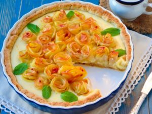 ОТКРЫТЫЙ ПИРОГ С ЯБЛОКАМИ «БУКЕТ РОЗ»