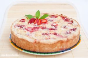 Клубнично-яблочный пирог со сметаной