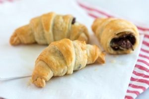 БЫСТРЫЕ КРУАССАНЫ С ШОКОЛАДОМ