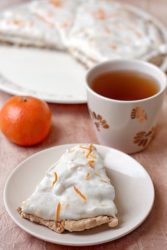 Даккуаз с медово-мандариновыми сливками