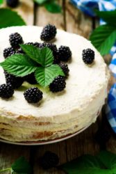 Медовик с ежевикой и сливками