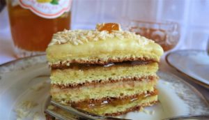 Миндальное пирожное с джемом