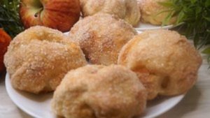 НЕЖНЫЕ БУЛОЧКИ-ПИРОЖНЫЕ С ЯБЛОКАМИ