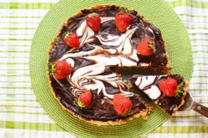 Шоколадный тарт с клубникой
