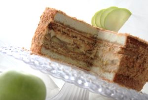 ЯБЛОЧНЫЙ ТОРТ с карамельным баварским муссом с корицей