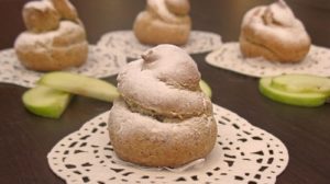 Профитроли из льняной муки с яблочно-карамельным муссом