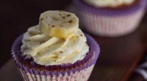 Ванильные капкейки с банановым чиз-кремом
