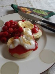 Булочки с йогуртом, бананами и ягодами