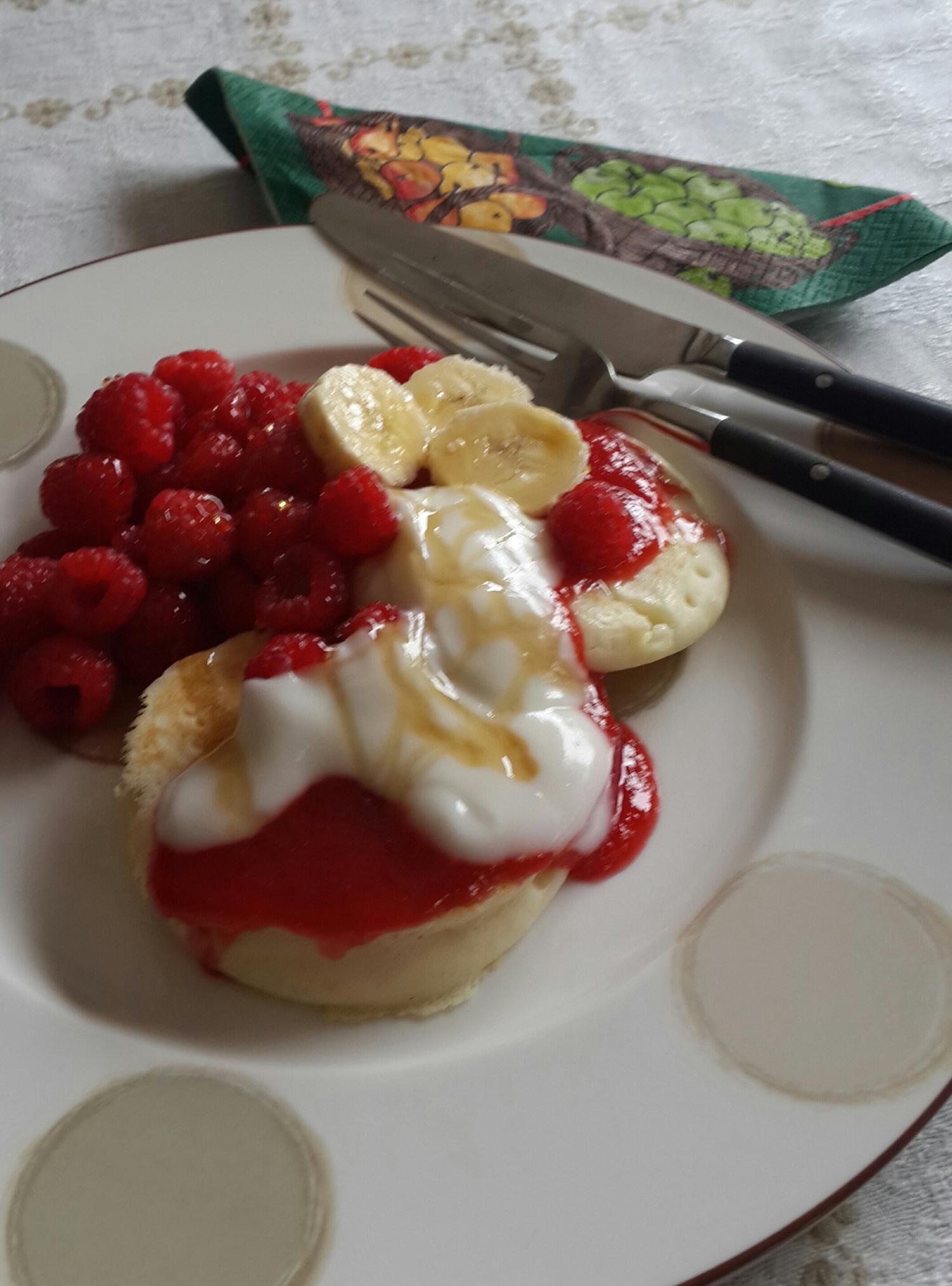 Булочки с йогуртом, бананами и ягодами