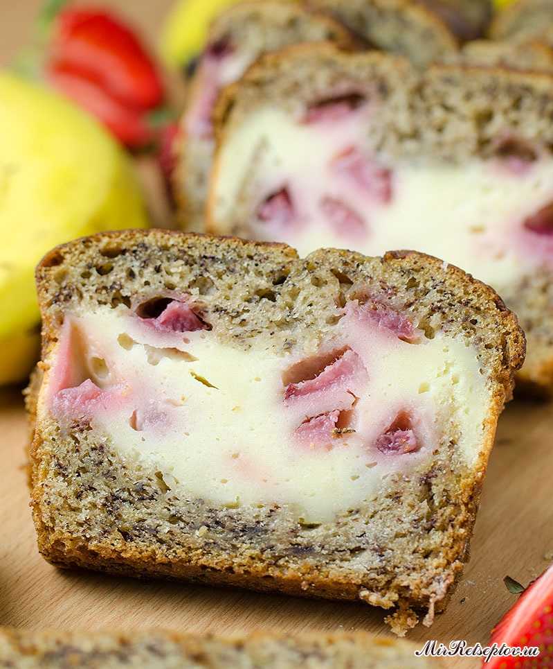 Банановый хлеб, наполненный кремом-чиз с клубникой и сливками