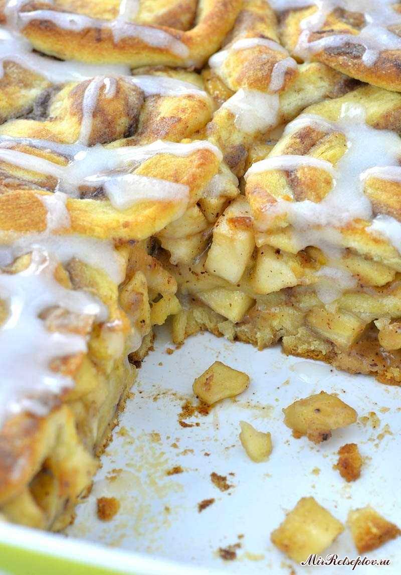 Карамельный яблочный пирог с корицей