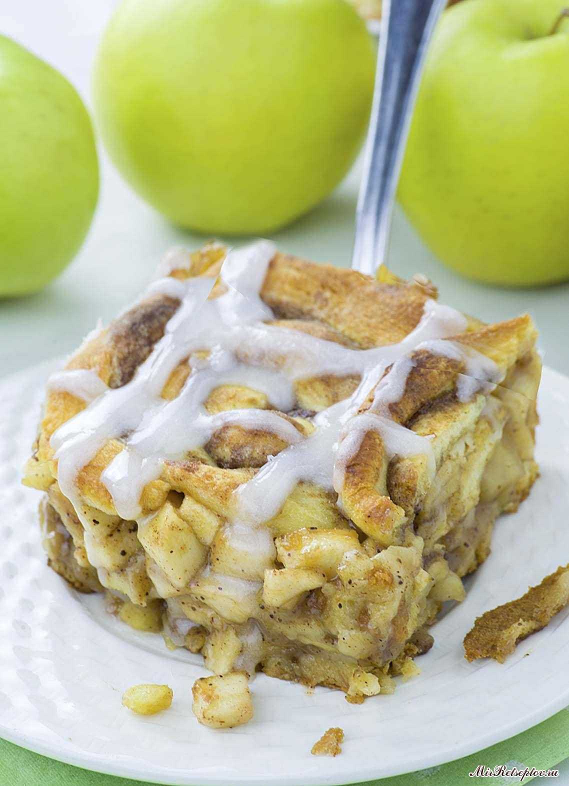 Карамельный яблочный пирог с корицей
